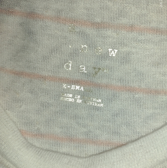 Woman's short sleeve top - Picture 2 of 3